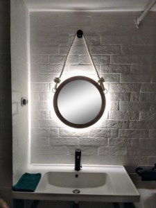 Круглое деревянное зеркало с канатом и подсветкой